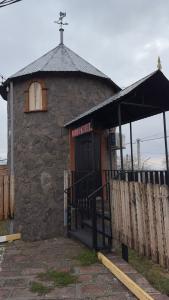 eine kleine Kirche mit einem Schild an der Tür in der Unterkunft Byurakan Pandok in Byurakan