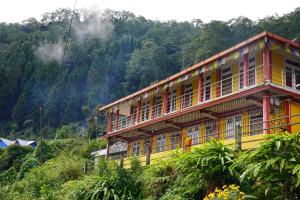 Cholo Ghure Ashi-Sillery Gaon Homestay في Pedong: مبنى على جانب جبل