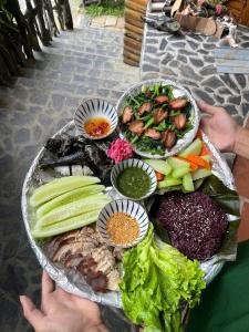 een blad met verschillende soorten groenten op een tafel bij MT House With Mountain View - Sa Pa Trekking Tour in Sa Pa +135 foto's