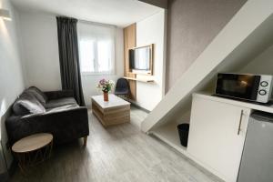 Кухня или мини-кухня в Kyriad Montpellier Sud - A709
