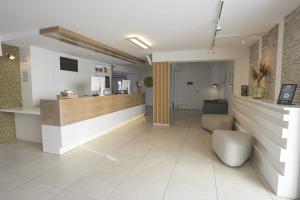 Лобби или стойка регистрации в Kyriad Montpellier Sud - A709