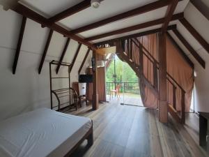 Una cama o camas en una habitación de Ever Top Resort Kithulgala