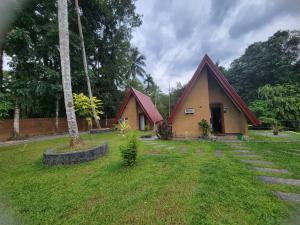 Un jardín fuera de Ever Top Resort Kithulgala