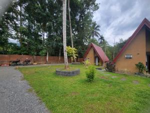 Un jardín fuera de Ever Top Resort Kithulgala