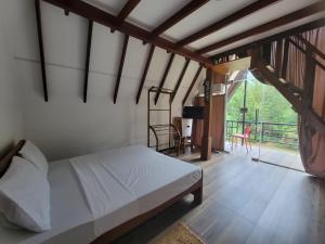 Una cama o camas en una habitación de Ever Top Resort Kithulgala