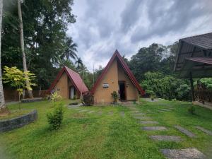 Un jardín fuera de Ever Top Resort Kithulgala