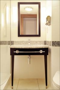 Koupelna v ubytování Hampton by Hilton Birmingham Broad Street + 37 fotografií