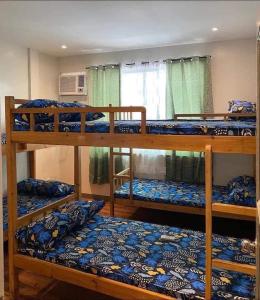 Giường trong phòng chung tại Pasay Transient House