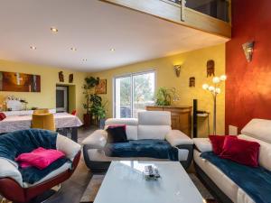 ガンガンにあるTi harmonielのソファ2つとテーブルのあるリビングルーム