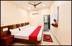 Postel nebo postele na pokoji v ubytování Hotel New Fortune Premium- Mahakal Temple Fully Air Conditioned rooms,wifi And Parking Available, BEST HOTEL IN UJJAIN