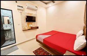 TV a/nebo společenská místnost v ubytování Hotel New Fortune Premium- Mahakal Temple Fully Air Conditioned rooms,wifi And Parking Available, BEST HOTEL IN UJJAIN