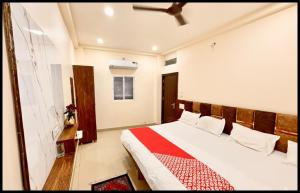 Postel nebo postele na pokoji v ubytování Hotel New Fortune Premium- Mahakal Temple Fully Air Conditioned rooms,wifi And Parking Available, BEST HOTEL IN UJJAIN