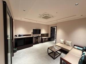 Μια τηλεόραση ή/και κέντρο ψυχαγωγίας στο De Lush Pune +23 φωτογραφίες