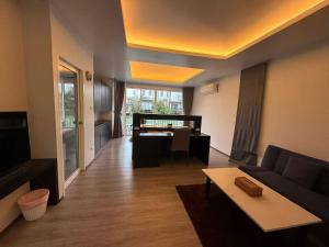 Μια τηλεόραση ή/και κέντρο ψυχαγωγίας στο The wide view resort and restaurant Phuket