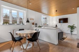 a kitchen and dining room with a table and chairs at Naturskønt nær Ribe Vikingecenter, se og oplev den gamle by Ribe in Ribe +12 photos