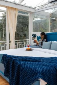 Et opholdsområde på SaffronStays Prism Hill - Glass Suite