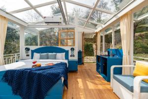 Et opholdsområde på SaffronStays Prism Hill - Glass Suite