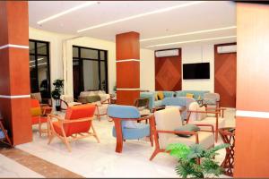 Una televisión o centro de entretenimiento en فندق لمسات الخير الفندقية