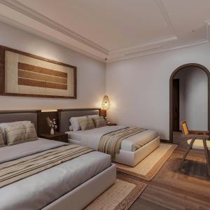 Un dormitorio con dos camas y una mesa y una silla. en Home en Lagom, en Hanói