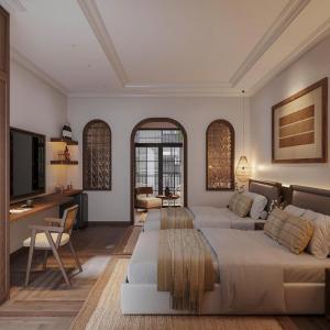 Un dormitorio con dos camas y una sala de estar. en Home en Lagom, en Hanói