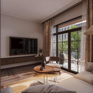 Una sala de estar con un televisor y una mesa. en Home en Lagom, en Hanói