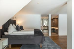 Кровать или кровати в номере Hotel Vitznauerhof - Lifestyle Hideaway at Lake Lucerne