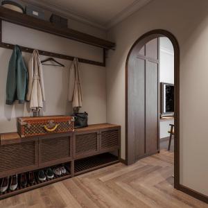 Un vestidor con espejo y puerta. en Home en Lagom, en Hanói 2 fotos más