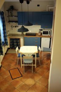 Kuchyň nebo kuchyňský kout v ubytování Dory's Tiny House