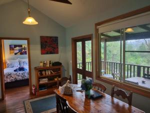 En balkon eller terrasse på Bellingen Riverside Cottages