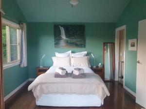 En eller flere senge i et værelse på Bellingen Riverside Cottages