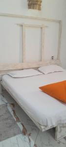 un lit blanc assis au-dessus d'une table dans l'établissement Zlaal Lounge, à Watamu 12 autres photos