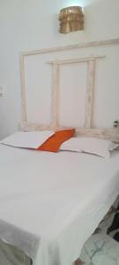 une chambre avec un lit blanc avec une fenêtre dans l'établissement Zlaal Lounge, à Watamu