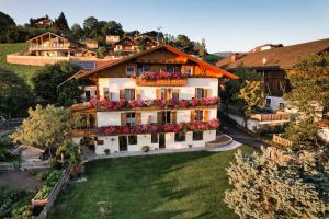 an aerial view of a house with flowers at Kastnerhof in Meltina