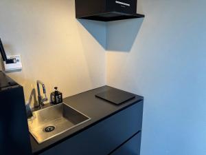 una cocina con fregadero y encimera en akesuke, en Minamiawaji 32 fotos más