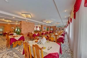 ジェレスノヴォツクにあるHealth Resort Dolina Narzanov Zheleznovodskのテーブルと椅子が備わるレストラン