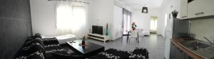 Μια τηλεόραση ή/και κέντρο ψυχαγωγίας στο Nias Apartments 102