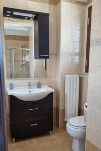 Ένα μπάνιο στο Modern 1st floor apartment with balcony - Casa Berto