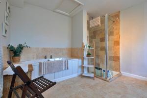Et badeværelse på Finest Retreats - Ingersley Cottage + 16 billeder