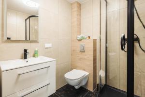 een badkamer met een toilet en een douche bij Agroturystyka Monte Luna in Czarnów