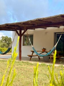 una casa con due amache di fronte di Global Chill Farm Loft a Rogil