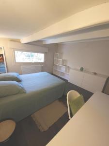 ein Schlafzimmer mit einem Bett, einem Tisch und Stühlen in der Unterkunft Maison proche commerce, 20 min du Futuroscope in Vouillé + 30 Fotos