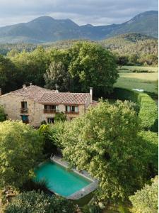 Can L'Hospitalet في Sant Ferriol: منظر جوي لمنزل به حوض سباحة