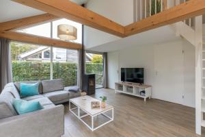 TV a/nebo společenská místnost v ubytování Zonnedorp 21 Beach Villa Joya Renesse | Luxe Strandvilla met Sauna