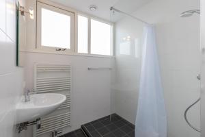 Koupelna v ubytování Zonnedorp 21 Beach Villa Joya Renesse | Luxe Strandvilla met Sauna + 41 fotografií