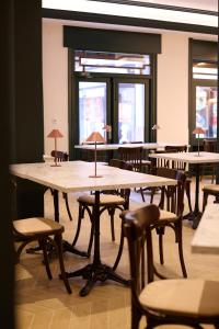 una fila de mesas y sillas en una habitación en Honest Granada Hotel, en Granada