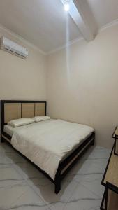 En eller flere senge i et værelse på Homestay Permana Syariah