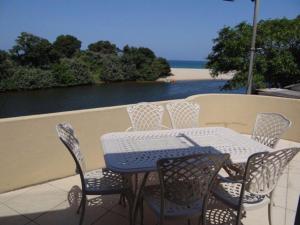 stół i krzesła z widokiem na ocean w obiekcie Arabella No. 2 w mieście Margate