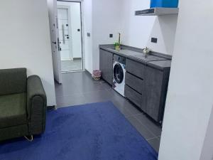sala de estar con lavadora y sofá en موتيلى دانزه اربيل 3, en Erbil