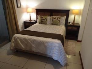sypialnia z dużym łóżkiem i 2 szafkami nocnymi w obiekcie Arabella No. 2 w mieście Margate