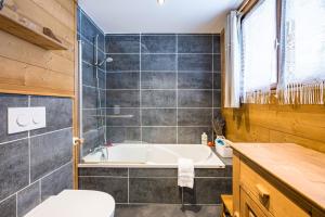 Ένα μπάνιο στο Chalet Le Refuge +22 φωτογραφίες